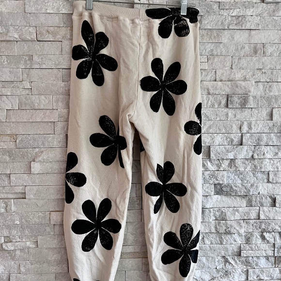 THE GREAT Daisy Stamp Cotton Sweatpant - like new - Picture 2 of 6